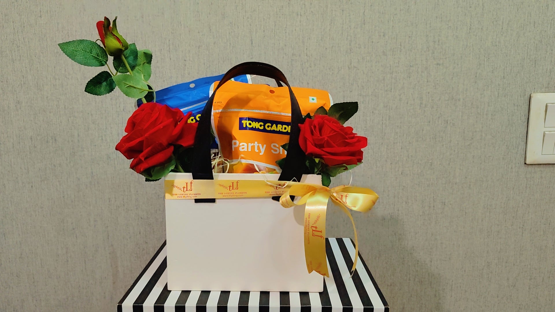 Luxury Mixed Floral Vase Arrangement with Free Gift Box