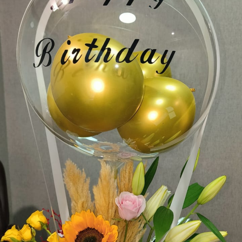 Signature Arrangement + Free Cake + Free Live Guitarist Performance 20 min + Free Delivery in Delhi NCR The Luxury Florets