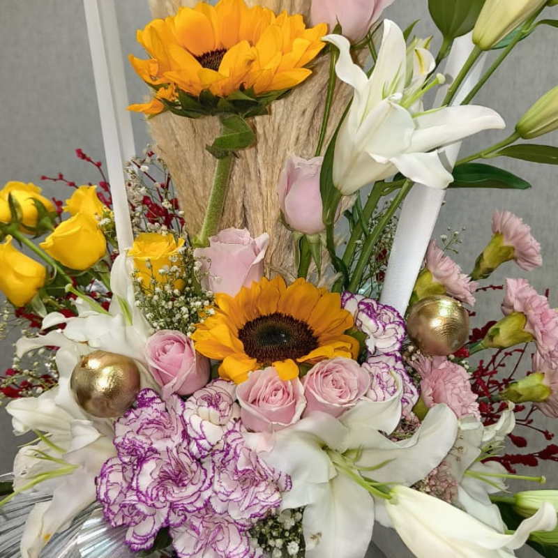 Signature Arrangement + Free Cake + Free Live Guitarist Performance 20 min + Free Delivery in Delhi NCR The Luxury Florets