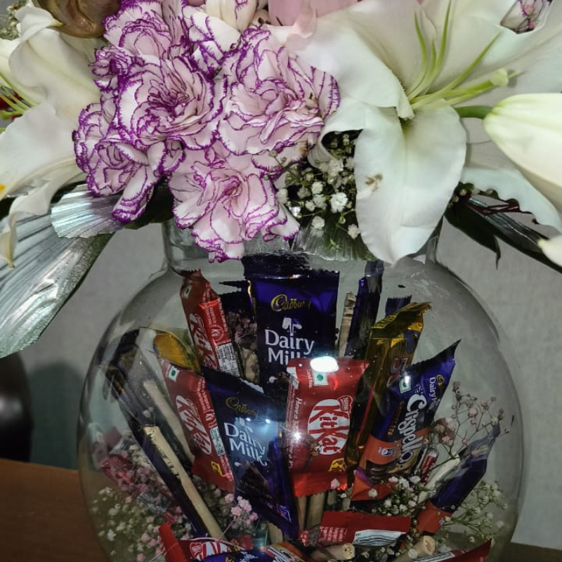 Signature Arrangement + Free Cake + Free Live Guitarist Performance 20 min + Free Delivery in Delhi NCR The Luxury Florets
