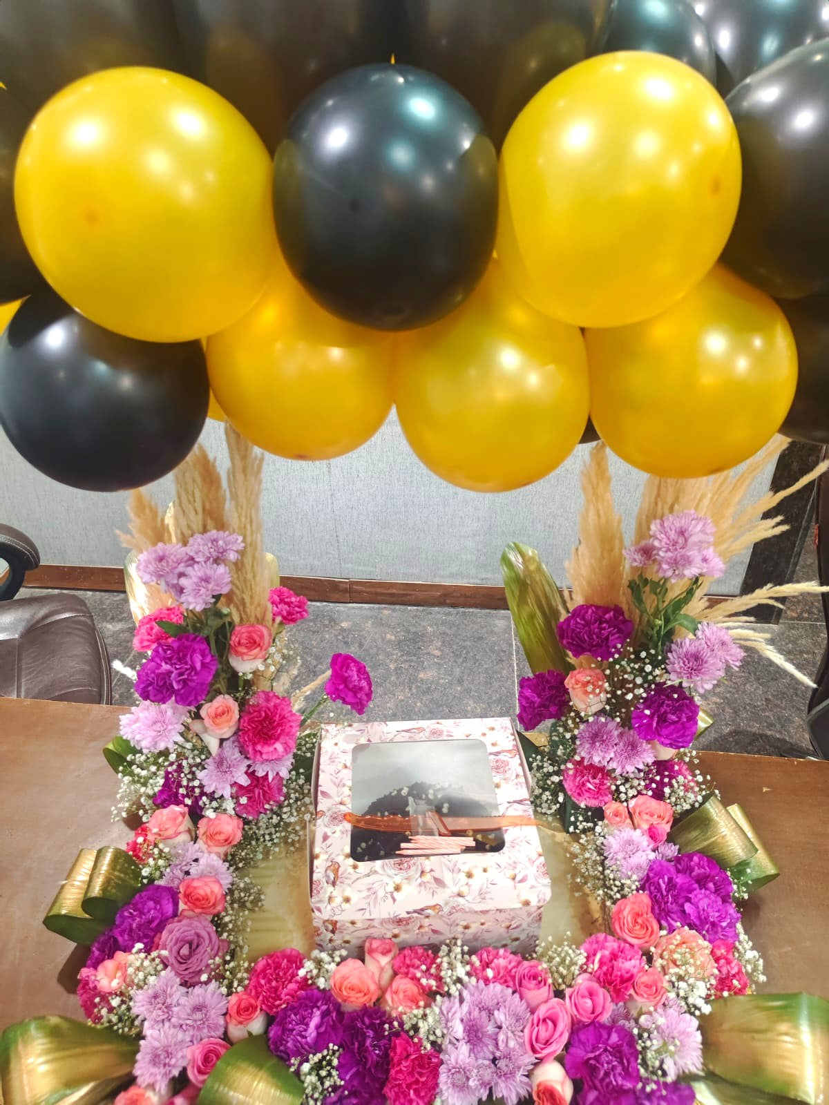 Balloon Platter + Free Cake + Free Live Guitarist Performance 20 min + Free Delivery in Delhi NCR (Copy) - The Luxury Florets